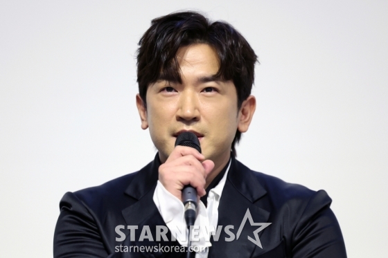 [서울=뉴시스] 박진희 기자 = 연극 &#039;레미제라블&#039; 출연 배우 이민우(마리우스 역)가 30일 서울 강남구 더샵갤러리에서 제작발표회를 하고 있다. 2024.10.30. pak7130@newsis.com /사진=박진희
