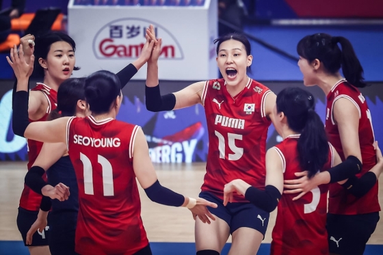 대한민국 여자 배구대표팀 선수들이 8일(한국시간) 브라질 리우데자네이루에서 열린 2025 국제배구연맹(FIVB) 발리볼네이션스리그(VNL) 예선 2조 3차전 체코전에서 득점에 성공한 뒤 기뻐하고 있다. /사진=FIVB 제공