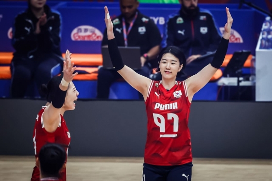 강소휘(오른쪽)가 8일(한국시간) 브라질 리우데자네이루에서 열린 2025 국제배구연맹(FIVB) 발리볼네이션스리그(VNL) 예선 2조 3차전 체코전에서 공격을 성공시킨 뒤 기뻐하고 있다. /사진=FIVB 제공