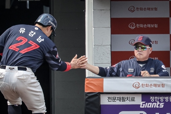 유강남(왼쪽)과 하이파이브를 하고 있는 김태형 감독. /사진=롯데 자이언츠