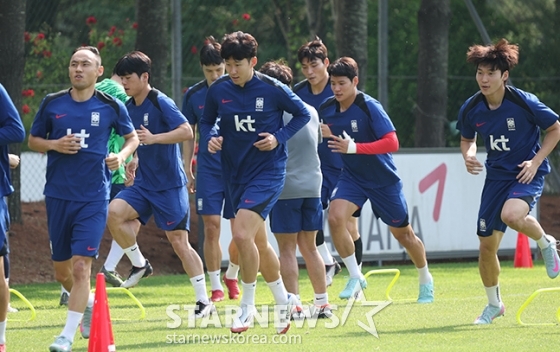 한국 축구대표팀이 2026 FIFA 북중미 월드컵 3차 예선 쿠웨이트와 조별리그 최종전을 앞두고 8일 오후 파주 NFC에서 훈련을 진행했다. 손흥민을 비롯한 대표팀 선수들이 러닝 훈련을 하고 있다. /사진=김진경 대기자