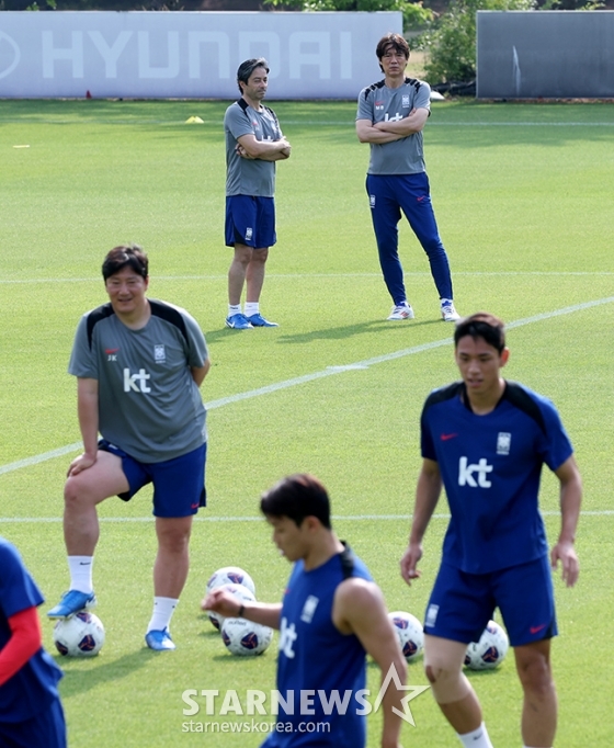 한국 축구대표팀이 2026 FIFA 북중미 월드컵 3차 예선 쿠웨이트와 조별리그 최종전을 앞두고 8일 오후 파주 NFC에서 훈련을 진행했다. 홍명보 감독이 선수들의 훈련을 지켜보고 있다. /사진=김진경 대기자