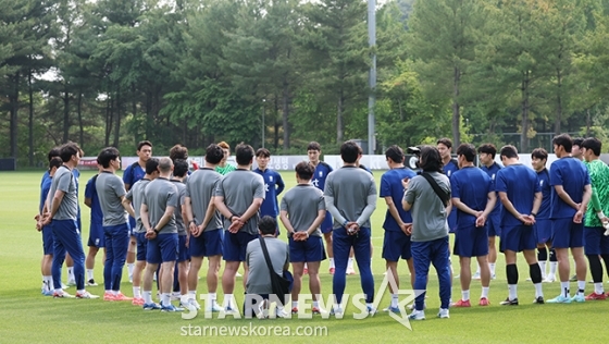 한국 축구대표팀이 2026 FIFA 북중미 월드컵 3차 예선 쿠웨이트와 조별리그 최종전을 앞두고 8일 오후 파주 NFC에서 훈련을 진행했다. 홍명보 감독이 훈련에 앞서 선수들에게 지시 사항을 전달하고 있다. /사진=김진경 kim.jinkyung@