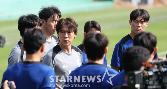 한국 축구대표팀이 2026 FIFA 북중미 월드컵 3차 예선 쿠웨이트와 조별리그 최종전을 앞두고 8일 오후 파주 NFC에서 훈련을 진행했다. 홍명보 감독이 훈련에 앞서 선수들에게 지시 사항을 전달하고 있다. /사진=김진경 대기자