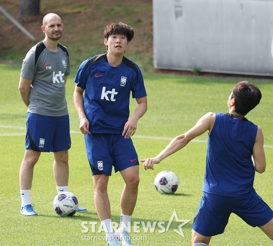 한국 축구대표팀이 2026 FIFA 북중미 월드컵 3차 예선 쿠웨이트와 조별리그 최종전을 앞두고 8일 오후 파주 NFC에서 훈련을 진행했다. 이강인을 비롯한 대표팀 선수들이 론도 훈련을 하고 있다. /사진=김진경 대기자