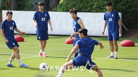 한국 축구대표팀이 2026 FIFA 북중미 월드컵 3차 예선 쿠웨이트와 조별리그 최종전을 앞두고 8일 오후 파주 NFC에서 훈련을 진행했다. 이강인을 비롯한 대표팀 선수들이 론도 훈련을 하고 있다. /사진=김진경 대기자
