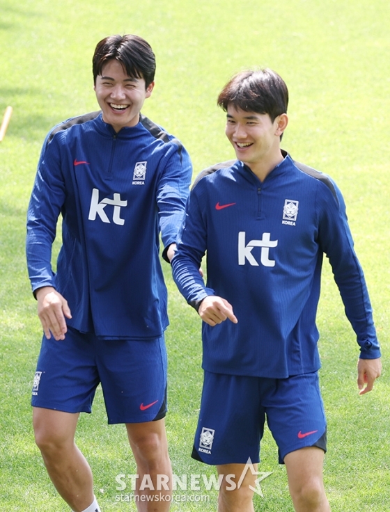 한국 축구대표팀이 2026 FIFA 북중미 월드컵 3차 예선 쿠웨이트와 조별리그 최종전을 앞두고 8일 오후 파주 NFC에서 훈련을 진행했다. 설영우와 김진규가 대화를 하며 훈련장으로 이동하고 있다. /사진=김진경 대기자
