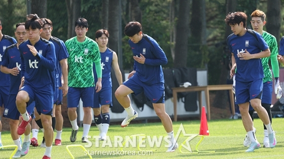 한국 축구대표팀이 2026 FIFA 북중미 월드컵 3차 예선 쿠웨이트와 조별리그 최종전을 앞두고 8일 오후 파주 NFC에서 훈련을 진행했다. 손흥민을 비롯한 대표팀 선수들이 러닝 훈련을 하고 있다. /사진=김진경 대기자