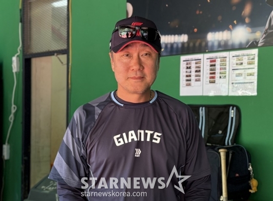 롯데 김상진 퓨처스 투수코치가 인터뷰 후 포즈를 취하고 있다. /사진=양정웅 기자 
