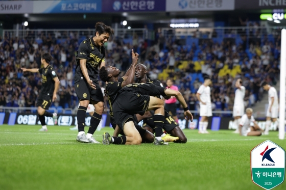 인천 유나이티드 제르소가 8일 인천축구전용경기장에서 열린 부천FC전에서 골을 넣은 뒤 동료들과 기뻐하고 있다. /사진=한국프로축구연맹 제공