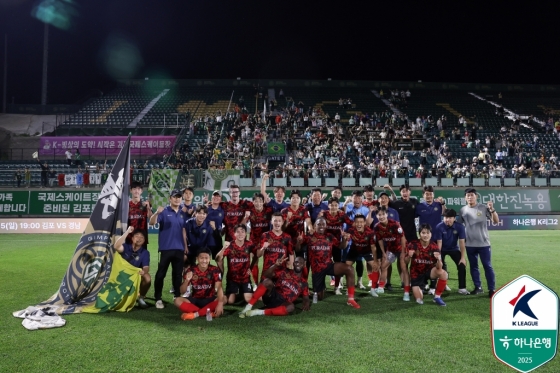 김포FC 선수들이 8일 김포솔터축구장에서 열린 천안시티전 1-0 승리 후 기념사진을 촬영하고 있다. /사진=한국프로축구연맹 제공
