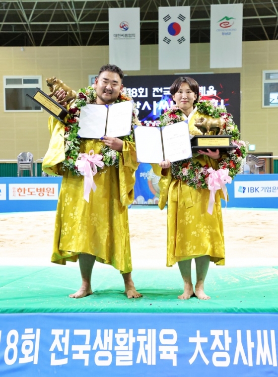 남자 大장사 홍만경(왼쪽)과 여자 大장사 예연정.  /사진=대한씨름협회