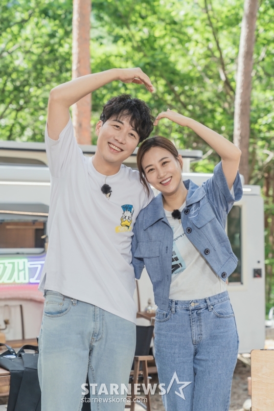 도경완, 장윤정 부부가 29일 오후 온라인 생중계로 진행된 LG헬로비전 새 예능 &#039;장윤정의 도장깨기&#039; 제작발표회에 참석해 포즈를 취하고 있다. /사진제공=LG헬로비전 2021.07.29
