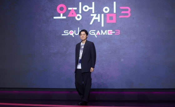 [서울=뉴시스] 김혜진 기자 = 황동혁 감독이 9일 오전 서울 용산구 드래곤시티에서 열린 넷플릭스 시리즈 오징어게임 시즌3(감독 황동혁) 제작발표회에서 포즈를 취하고 있다.   &#039;오징어 게임3&#039;는 자신만의 목적을 품고 다시 참가한 게임에서 가장 친한 친구를 잃고 만 기훈(이정재)과 정체를 숨긴 채 게임에 숨어들었던 프론트맨(이병헌), 잔인한 게임 속에서 살아남은 참가자들의 마지막 운명을 그린 이야기로 오는 넷플릭스에서 27일 공개된다. 2025.06.09. jini@newsis.com /사진=김혜진