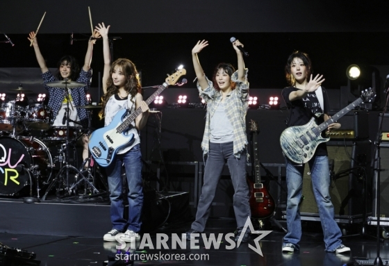 밴드 QWER이 9일 오후 서울 창천동 예스24 원더로크홀에서 진행된 미니 3집 &#039;난 네 편이야, 온 세상이 불협일지라도&#039; 쇼케이스에서 신곡을 선보이고 있다.  이번 앨범의 타이틀곡 &#039;눈물참기&#039;는 눈물을 참을 수 없는 슬픔에도 희망찬 내일을 위해 다시 한 걸음 내딛는 곡으로 멤버 전원이 작사에 참여했다. /2025.06.09 /사진=이동훈 photoguy@