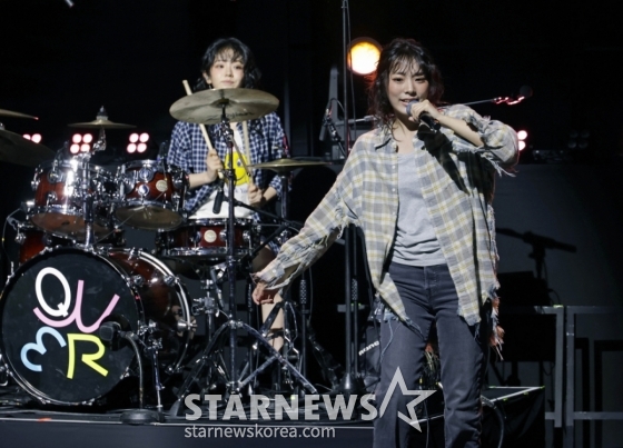 밴드 QWER이 9일 오후 서울 창천동 예스24 원더로크홀에서 진행된 미니 3집 &#039;난 네 편이야, 온 세상이 불협일지라도&#039; 쇼케이스에서 신곡을 선보이고 있다.  이번 앨범의 타이틀곡 &#039;눈물참기&#039;는 눈물을 참을 수 없는 슬픔에도 희망찬 내일을 위해 다시 한 걸음 내딛는 곡으로 멤버 전원이 작사에 참여했다. /2025.06.09 /사진=이동훈 photoguy@