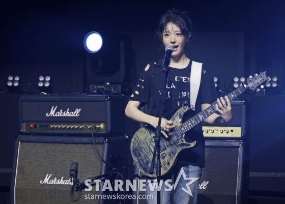 밴드 QWER 히나가 9일 오후 서울 창천동 예스24 원더로크홀에서 진행된 미니 3집 &#039;난 네 편이야, 온 세상이 불협일지라도&#039; 쇼케이스에서 신곡을 선보이고 있다.  이번 앨범의 타이틀곡 &#039;눈물참기&#039;는 눈물을 참을 수 없는 슬픔에도 희망찬 내일을 위해 다시 한 걸음 내딛는 곡으로 멤버 전원이 작사에 참여했다. /2025.06.09 /사진=이동훈 photoguy@