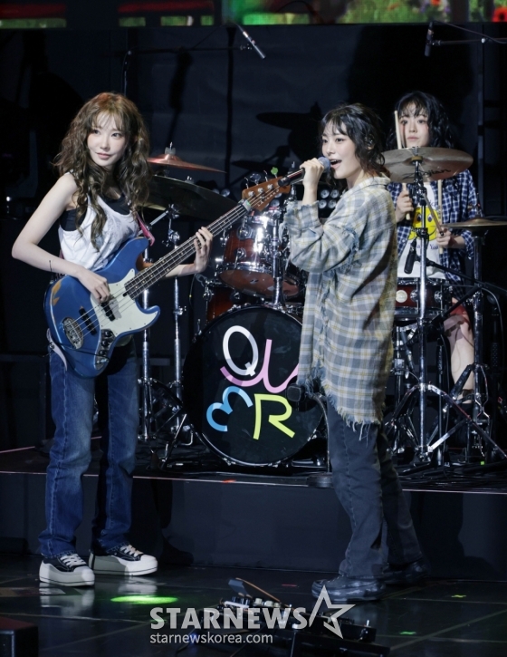 밴드 QWER이 9일 오후 서울 창천동 예스24 원더로크홀에서 진행된 미니 3집 &#039;난 네 편이야, 온 세상이 불협일지라도&#039; 쇼케이스에서 신곡을 선보이고 있다.  이번 앨범의 타이틀곡 &#039;눈물참기&#039;는 눈물을 참을 수 없는 슬픔에도 희망찬 내일을 위해 다시 한 걸음 내딛는 곡으로 멤버 전원이 작사에 참여했다. /2025.06.09 /사진=이동훈 photoguy@