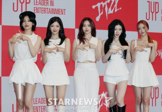 걸그룹 있지(ITZY)가 9일 오후 서울 송파구 소피텔 앰배서더 호텔에서 진행된 새 미니 앨범 ‘걸스 윌 비 걸스’(Girls Will Be Girls) 발매기념 기자간담회에 참석해 포즈를 취하고 있다.   이번 앨범에는 타이틀곡 ‘걸스 윌 비 걸스’(Girls Will Be Girls)를 비롯해 ‘키스 앤 텔(Kiss &amp; Tell), ’락드 앤 로디드‘(Locked N Loaded), ’프라미스‘(Promise), ’워크‘(Walk) 등 총 5곡이 수록됐다. /2025.06.09 /사진=이동훈 photoguy@