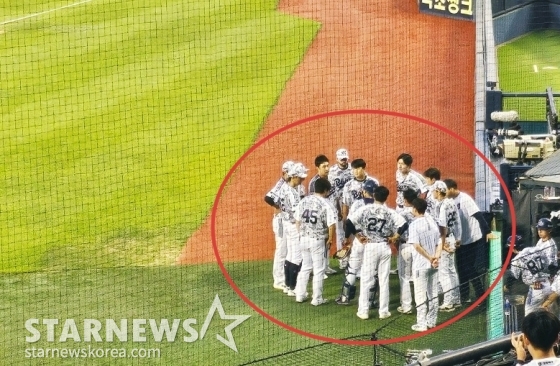 두산 베어스 양의지(가운데 등번호 27번 김대한 앞)가 4일 4회초 종료 후 선수단에게 강한 메시지를 전하고 있다. /사진=김우종 기자