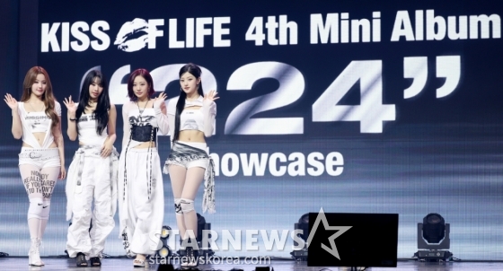 그룹 키스 오브 라이프(KISS OF LIFE)가 9일 오후 서울 광진구 예스24 라이브홀에서 열린 미니 4집 앨범 &#039;224&#039;(투투포) 쇼케이스에서 포즈를 취하고 있다./2025.06.09 /사진=김휘선 hwijpg@