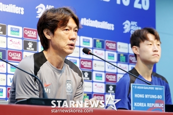 홍명보(왼쪽) 감독과 이재성.  /사진=강영조 선임기자