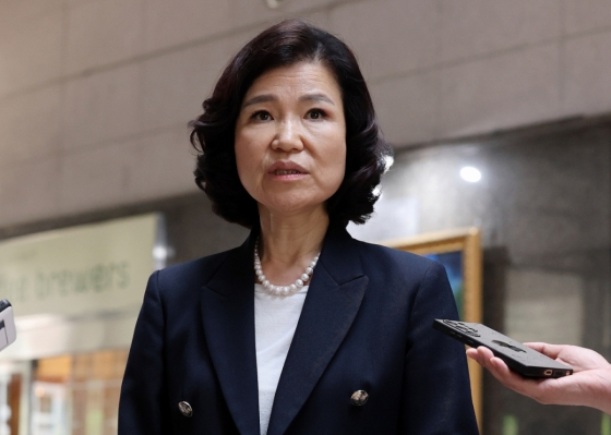 (서울=뉴스1) 박세연 기자 = 이진숙 방통위원장이 21일 서울 송파구 한국인터넷진흥원 서울청사에서 열린 SKT 해킹 관련 이통사 점검회의에 참석하며 취재진 질문에 답하고 있다. 2025.5.21/뉴스1  Copyright (C) 뉴스1. All rights reserved. 무단 전재 및 재배포,  AI학습 이용 금지. /사진=(서울=뉴스1) 박세연 기자