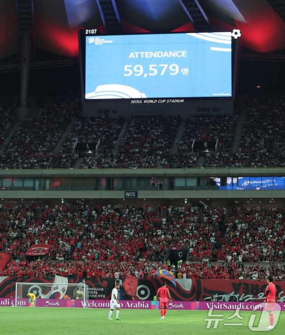 지난해 9월 5일 서울 마포구 서울월드컵경기장에서 열린 2026 국제축구연맹(FIFA) 북중미 월드컵 아시아 3차 예선 B조 1차전 대한민국과 팔레스타인의 경기, 전광판에 59,579명의 관중이 입장했다는 안내 방송이 나오고 있다. /사진=뉴스1