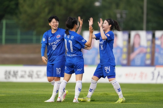 여자 실업축구 화천KSPO 위재은(가운데)이 9일 화천생체구장에서 열린 창녕WFC전에서 골을 넣은 뒤 동료들과 기뻐하고 있다. /사진=한국여자축구연맹 제공