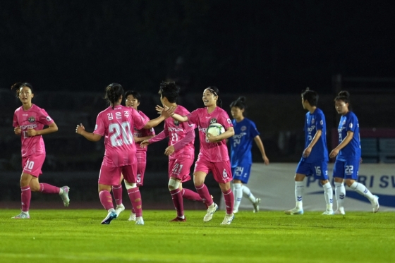 창녕WFC 사에가 9일 화천생체구장에서 열린 화천KSPO전에서 골을 넣은 뒤 세리머니하고 있다. /사진=한국여자축구연맹 제공