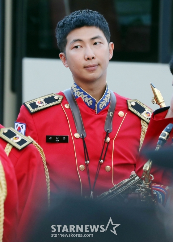군 복무 중인 그룹 방탄소년단(BTS)  RM(김남준)이 2일 오후 강원도 화천군 &#039;2024 화천토마토 축제&#039; 현장에서 15사단 군악대 일원으로 무대를 준비하고 있다. 2024.08.02 /사진=임성균