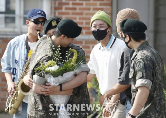 (연천=뉴스1) 권현진 기자 = 그룹 방탄소년단(BTS) RM, 지민, 제이홉, 뷔, 정국이 12일 오전 경기도 연천 소재 육군 제5보병사단 신병교육대대에서 육군 현역으로 군 복무를 마친 진(왼쪽)을 축하하고 있다.  2024.6.12/뉴스1  Copyright (C) 뉴스1. All rights reserved. 무단 전재 및 재배포,  AI학습 이용 금지. /사진=(연천=뉴스1) 권현진 기자