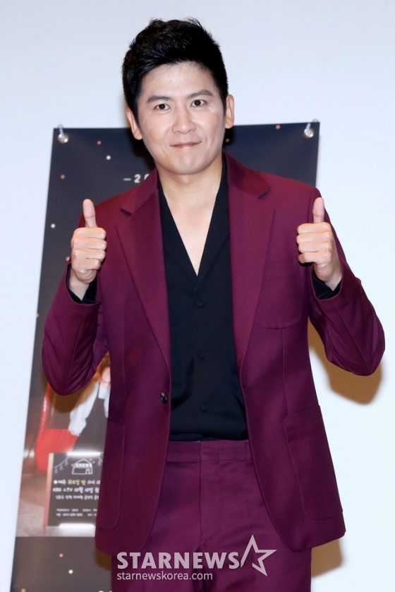 가수 홍경민이 10일 오전 서울 마포구 상암동 KBS미디어센터에서 열린 예능프로그램 &#039;용띠클럽-철부지 브로망스&#039; 제작발표회에서 포즈를 취하고 있다. /사진=이기범 기자 leekb@
