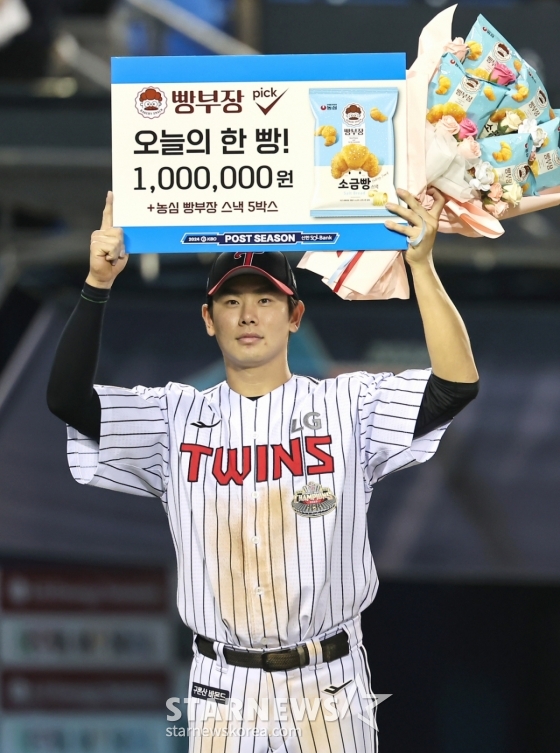 (서울=뉴스1) 김도우 기자 = 17일 오후 서울 송파구 잠실야구장에서 열린 프로야구 &#039;2024 신한 SOL 뱅크 KBO 포스트시즌&#039; 플레이오프 3차전 삼성 라이온즈와 LG 트윈스의 경기, 결승타를 친 LG 홍창기가 오늘의 한 빵을 수상한 뒤 포즈를 취하고 있다. 2024.10.17/뉴스1  Copyright (C) 뉴스1. All rights reserved. 무단 전재 및 재배포,  AI학습 이용 금지. /사진=(서울=뉴스1) 김도우 기자