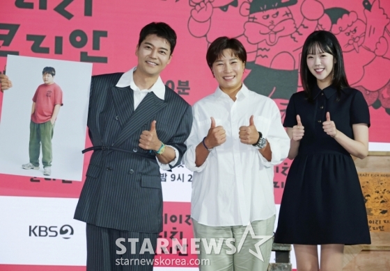 전현무, 박세리, 지예은이 10일 오전 서울 여의도 KBS 별관에서 진행된 KBS 2TV 예능 &#039;크레이지 리치 코리안&#039; 제작발표회에서 포즈를 취하고 있다.  다양한 분야에서 본업에 미쳐 성공을 이룬 K-피플들을 직접 찾아가 그들의 삶과 철학과 열정을 조명하는 휴먼 리얼리티 예능 &#039;크레이지 리치 코리안&#039;은 오는 15일 첫 방송된다. /2025.06.10 /사진=이동훈 photoguy@
