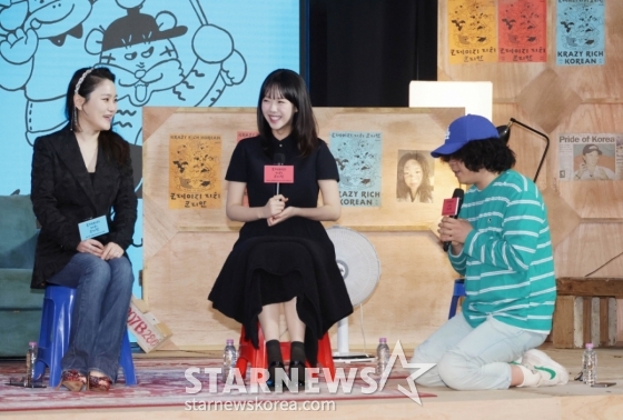 이창수 PD가 10일 오전 서울 여의도 KBS 별관에서 진행된 KBS 2TV 예능 &#039;크레이지 리치 코리안&#039; 제작발표회에서 무릎을 꿇고 사과 퍼포먼스를 하고 있다.  다양한 분야에서 본업에 미쳐 성공을 이룬 K-피플들을 직접 찾아가 그들의 삶과 철학과 열정을 조명하는 휴먼 리얼리티 예능 &#039;크레이지 리치 코리안&#039;은 오는 15일 첫 방송된다. /2025.06.10 /사진=이동훈 photoguy@