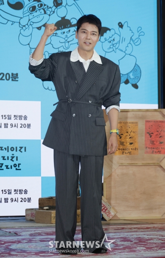 방송인 전현무가 10일 오전 서울 여의도 KBS 별관에서 진행된 KBS 2TV 예능 &#039;크레이지 리치 코리안&#039; 제작발표회에 참석해 포즈를 취하고 있다.  다양한 분야에서 본업에 미쳐 성공을 이룬 K-피플들을 직접 찾아가 그들의 삶과 철학과 열정을 조명하는 휴먼 리얼리티 예능 &#039;크레이지 리치 코리안&#039;은 오는 15일 첫 방송된다. /2025.06.10 /사진=이동훈 photoguy@