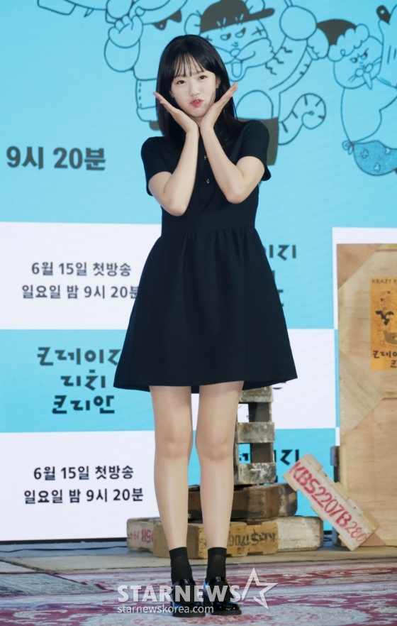 배우 지예은이 10일 오전 서울 여의도 KBS 별관에서 진행된 KBS 2TV 예능 &#039;크레이지 리치 코리안&#039; 제작발표회에서 포즈를 취하고 있다.  다양한 분야에서 본업에 미쳐 성공을 이룬 K-피플들을 직접 찾아가 그들의 삶과 철학과 열정을 조명하는 휴먼 리얼리티 예능 &#039;크레이지 리치 코리안&#039;은 오는 15일 첫 방송된다. /2025.06.10 /사진=이동훈 photoguy@