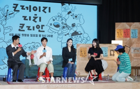 이창수 PD가 10일 오전 서울 여의도 KBS 별관에서 진행된 KBS 2TV 예능 &#039;크레이지 리치 코리안&#039; 제작발표회에서 무릎을 꿇고 사과 퍼포먼스를 하고 있다.  다양한 분야에서 본업에 미쳐 성공을 이룬 K-피플들을 직접 찾아가 그들의 삶과 철학과 열정을 조명하는 휴먼 리얼리티 예능 &#039;크레이지 리치 코리안&#039;은 오는 15일 첫 방송된다. /2025.06.10 /사진=이동훈 photoguy@