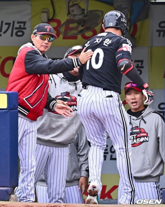 염경엽 감독(왼쪽)과 오지환.