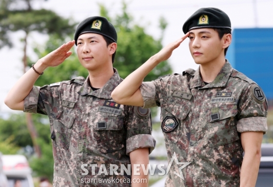 육군 제15보병사단 군악대로 복무한 RM, 육군 제2군단 군사경찰 특수임무대로 각 복무를 마친 뷔가 10일 오전 강원 춘천시 신북읍체육공원에서 팬들에게 인사를 하고 있다./2025.06.10 /사진=김휘선 hwijpg@