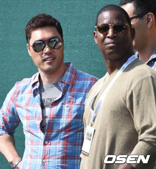 조성환 감독대행(왼쪽)과 로이스터 전 롯데 감독