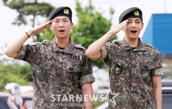 육군 제15보병사단 군악대로 복무한 RM, 육군 제2군단 군사경찰 특수임무대로 각 복무를 마친 뷔가 10일 오전 강원 춘천시 신북읍체육공원에서 경례를 하고 있다./2025.06.10 /사진=김휘선 hwijpg@