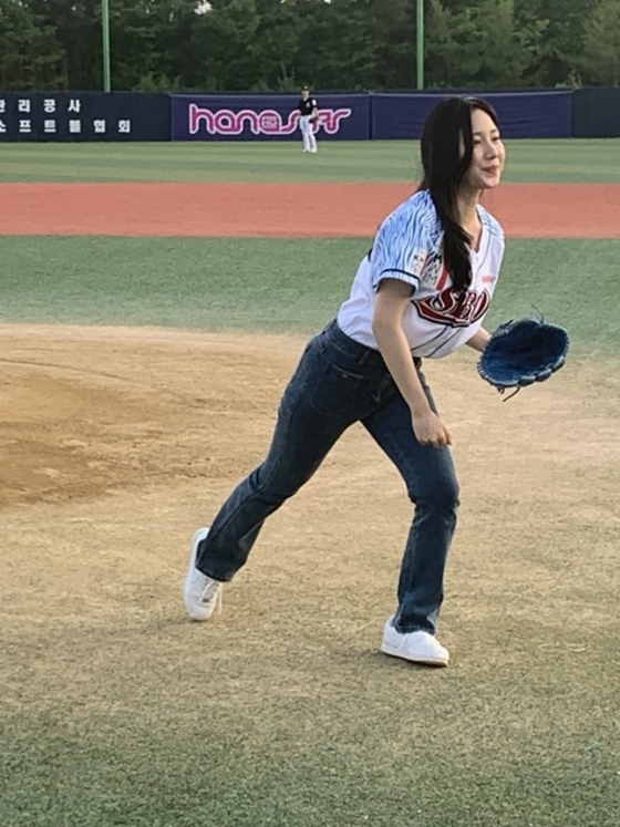 이진주 아나운서가 BMB-알바트로스의 경기에 앞서 시구를 하고 있다. /사진=한스타미디어