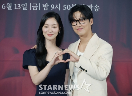 배우 전여빈, 남궁민이 10일 오후 서울 CGV용산아이파크몰에서 진행된 SBS금토드라마 &#039;우리영화&#039; 제작발표회에 참석해 포즈를 취하고 있다.  다음이 없는 영화 감독 ‘제하’와 오늘이 마지막인 배우 ‘다음’의 내일로 미룰 수 없는 사랑 이야기 &#039;우리영화&#039;는 오는 13일 첫 방송된다. /2025.06.10 /사진=이동훈 photoguy@