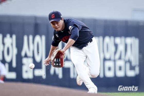 수비 하는 손호영의 모습. /사진=롯데 자이언츠
