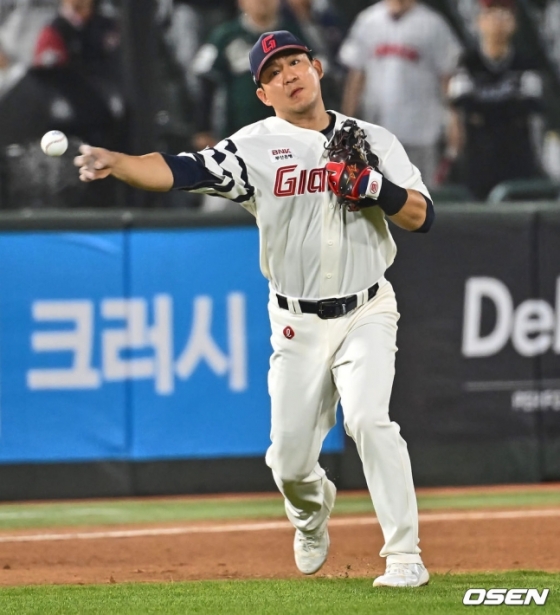 3루에서 송구하는 김민성.