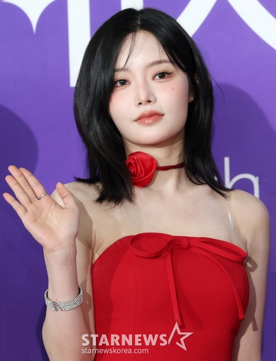 (서울=뉴스1) 권현진 기자 = 피프티피프티 키나가 22일 오후 서울 성북구 안암동 고려대학교 화정체육관에서 열린 &#039;제 1회 디어워즈&#039; 레드카펫 행사에 참석해 포즈를 취하고 있다. 2025.2.22/뉴스1  Copyright (C) 뉴스1. All rights reserved. 무단 전재 및 재배포,  AI학습 이용 금지. /사진=(서울=뉴스1) 권현진 기자