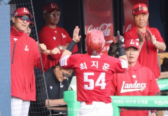 22025 신한 SOL Bank KBO리그 LG 트윈스 대 SSG 랜더스 경기가 10일 서울 잠실야구장에서 열렸다.  SSG 1회초 2사 2루에서 2루주자 최지훈이 고명준의 내야땅볼과 LG 수비 실책으로 선제 득점한 후 더그아웃에서 이숭용 감독(맨 왼쪽)의 환영을 받고 있다. /사진=김진경 대기자 