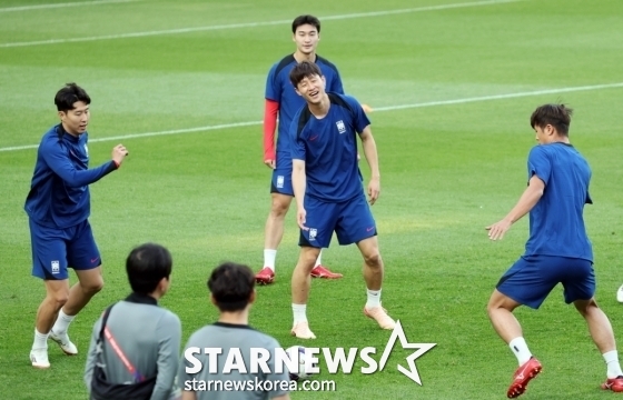 이재성(가운데)이 대표팀 동료들과 즐겁게 훈련에 임하고 있다. /사진=강영조 선임기자